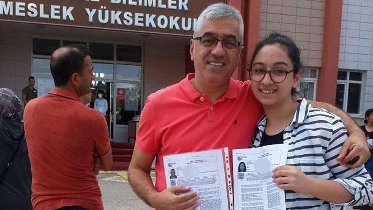 Polis memuru, kızına destek için YKS'ye girdi