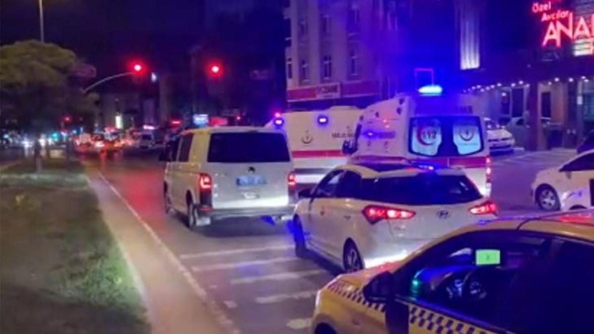 Feci olay! Saldırganlar, trafikte bekleyen araca kurşun yağdırdı