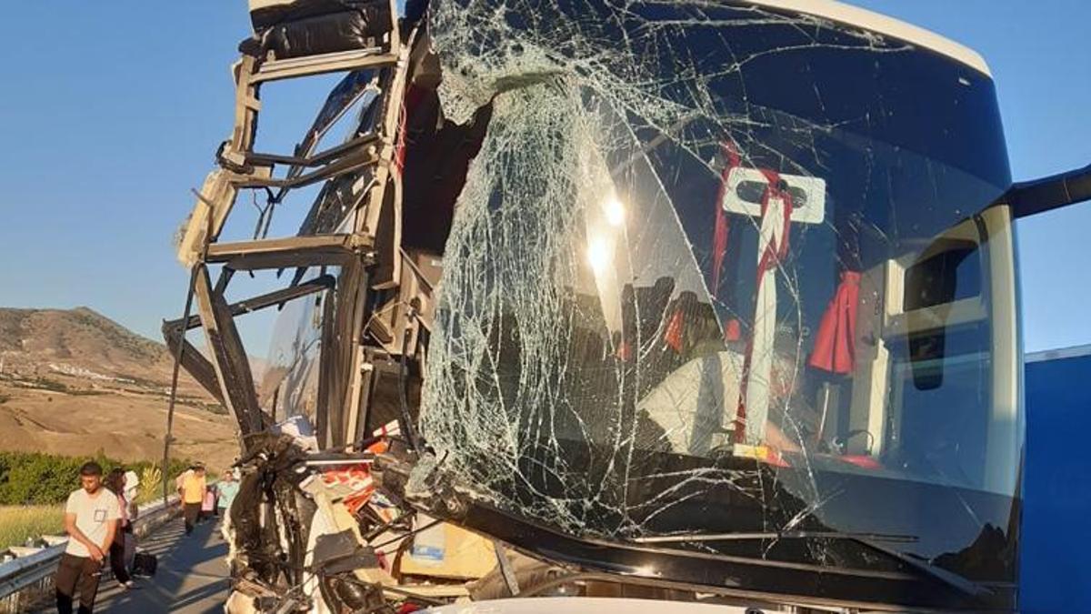Yolcu otobüsü, kargo kamyonuna çarptı: 1'i ağır 16 yaralı
