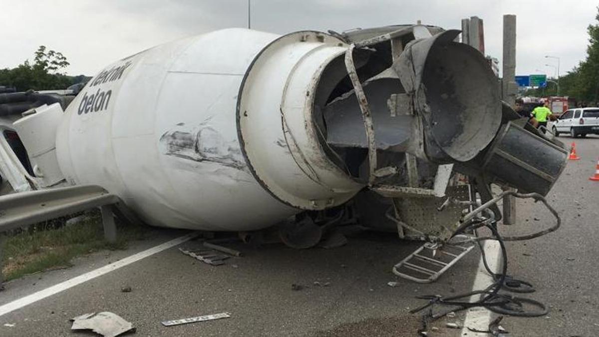 Beton mikseri, otomobilin üzerine devrildi: 4 ölü, 1'i ağır 2 yaralı