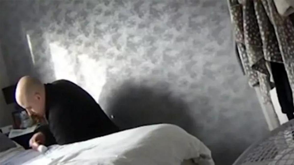 Tesisatçı, tamir için gittiği evde yatak odasına gizli kamera koyarken yakalandı
