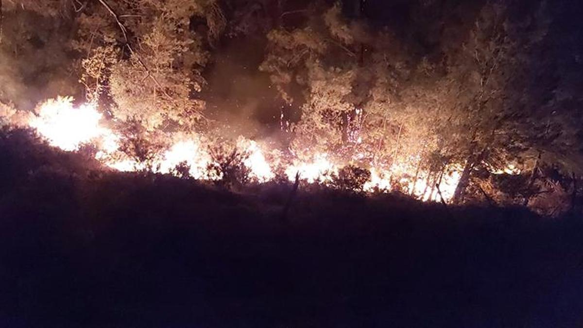 Marmaris'te orman yangını sürüyor! Alevlerin tehdit ettiği bölge tahliye edildi