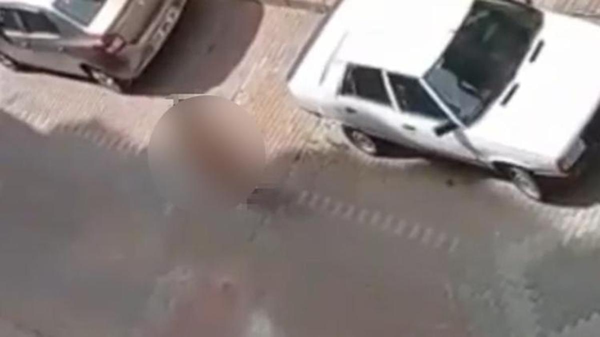 Sokakta çıplak bekledi