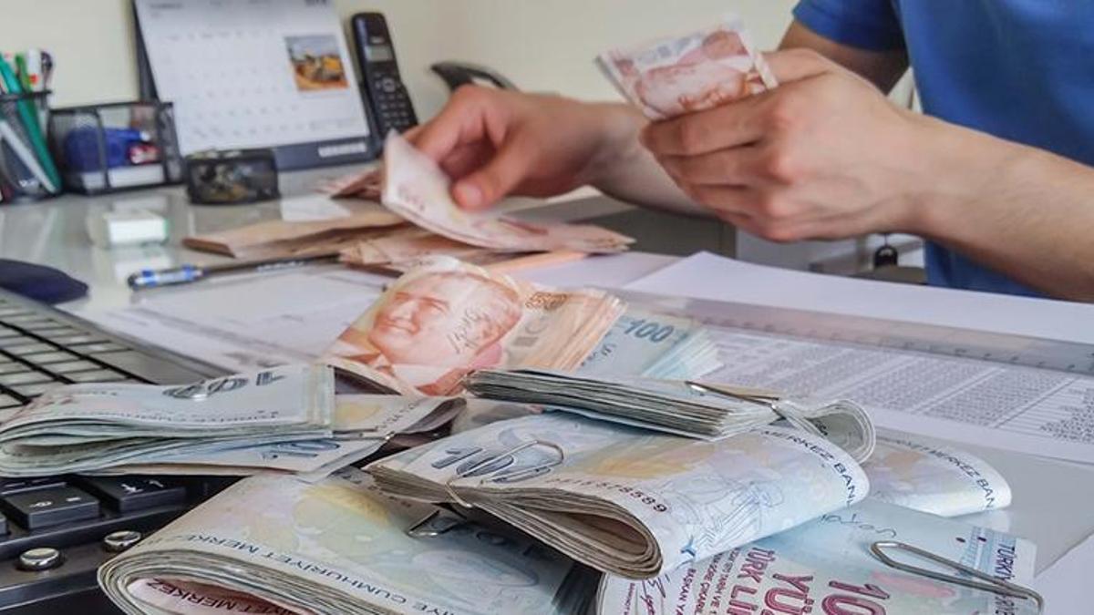 Memur maaşlarına ve emekli aylıklarına büyük zam! Oranlar belli oldu, en düşüğü 8.947,24 TL olacak