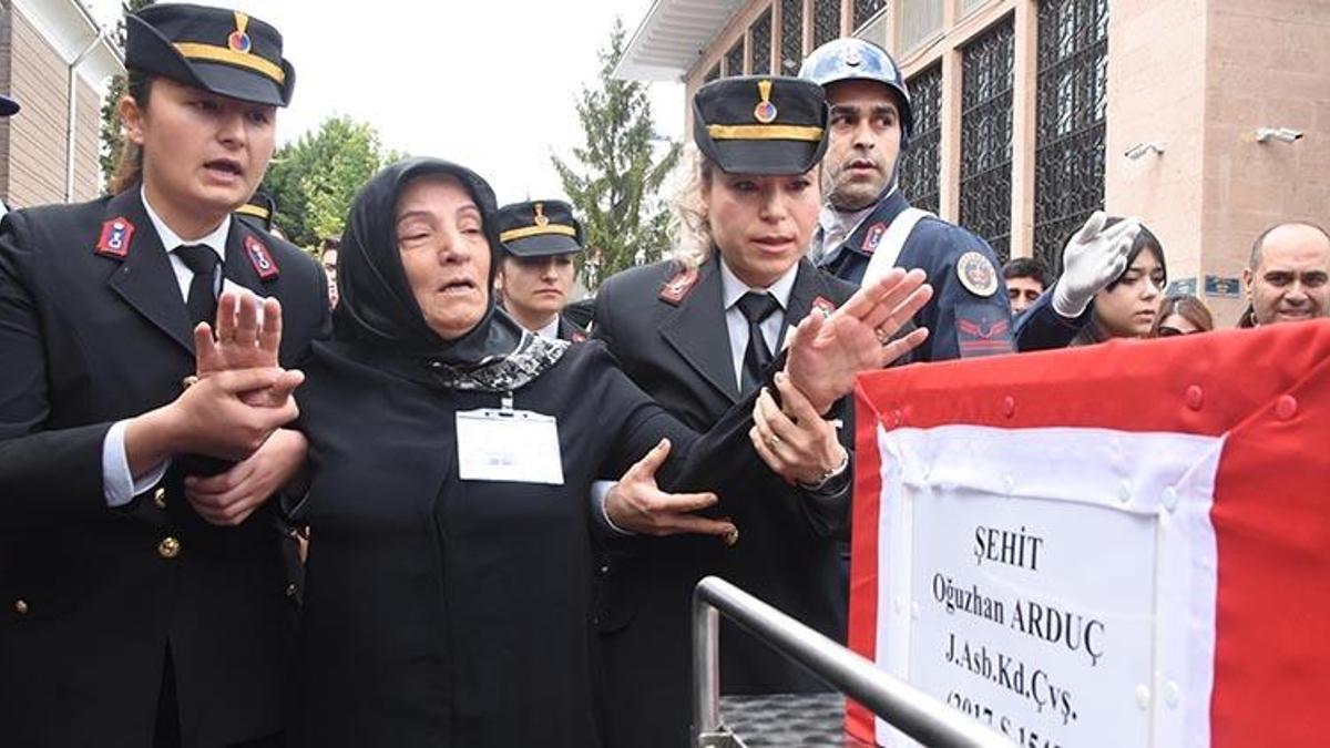 Şehit oğlunu asker selamıyla uğurlayan anne: Hakkımı sana helal ettim