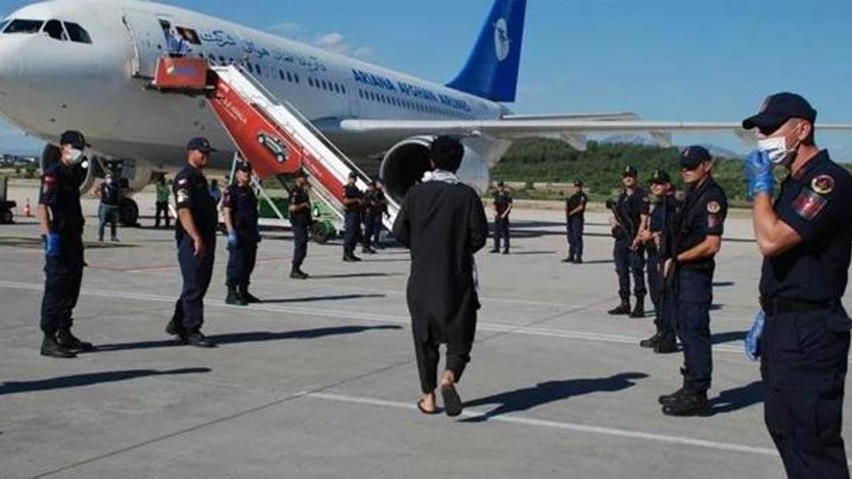 İzmir’de 226 Afgan göçmen sınır dışı edildi