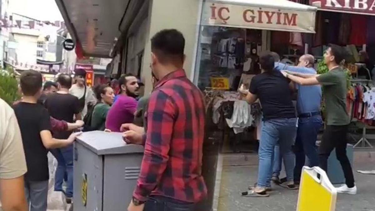 Yaşlı simitçiyi dövenleri kadın ayırmaya çalıştı