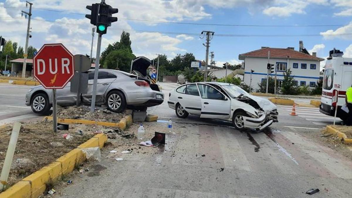 Konya’da iki otomobil çarpıştı: 3 yaralı