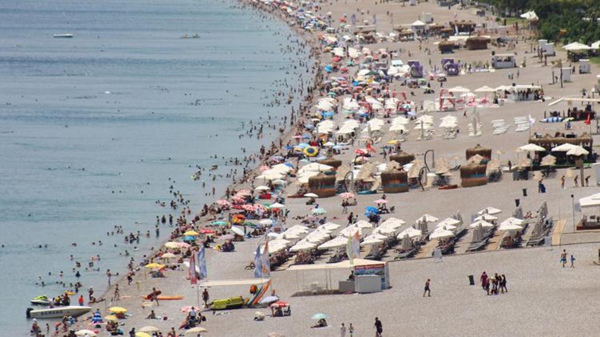 Antalya'da sahiller doldu