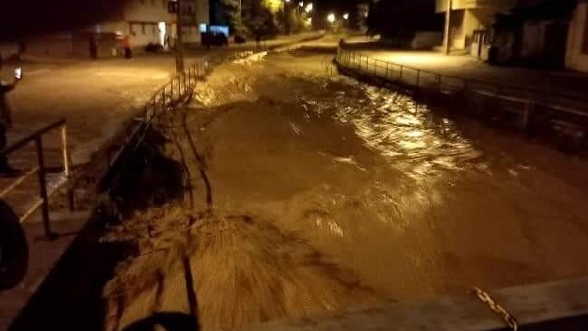 Tehlike baş gösterdi! Taşan dereler sebebiyle yollar nehre dönüştü