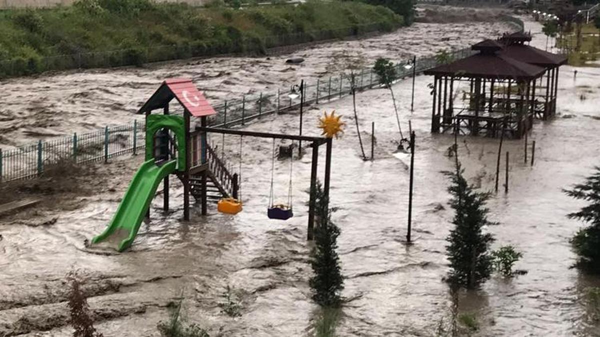 Aşırı yağmur sele dönüştü! 6 ilde alarm verildi, uyarılar art arda geldi! Köprüler çöktü, hayat durdu...