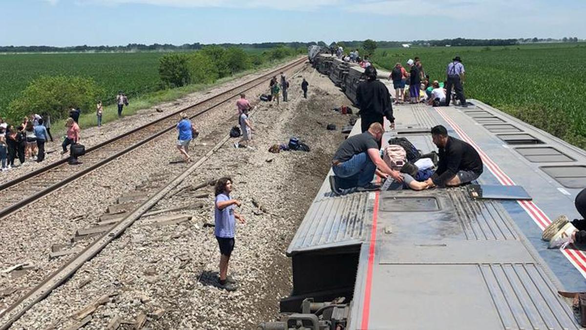 ABD'de 243 yolcunun bulunduğu tren kamyonla çarpışarak raydan çıktı