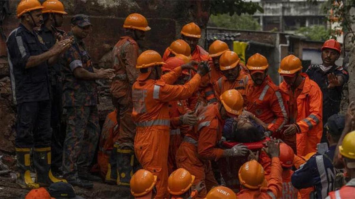Hindistan'da bina çöktü: 3 ölü, 12 yaralı