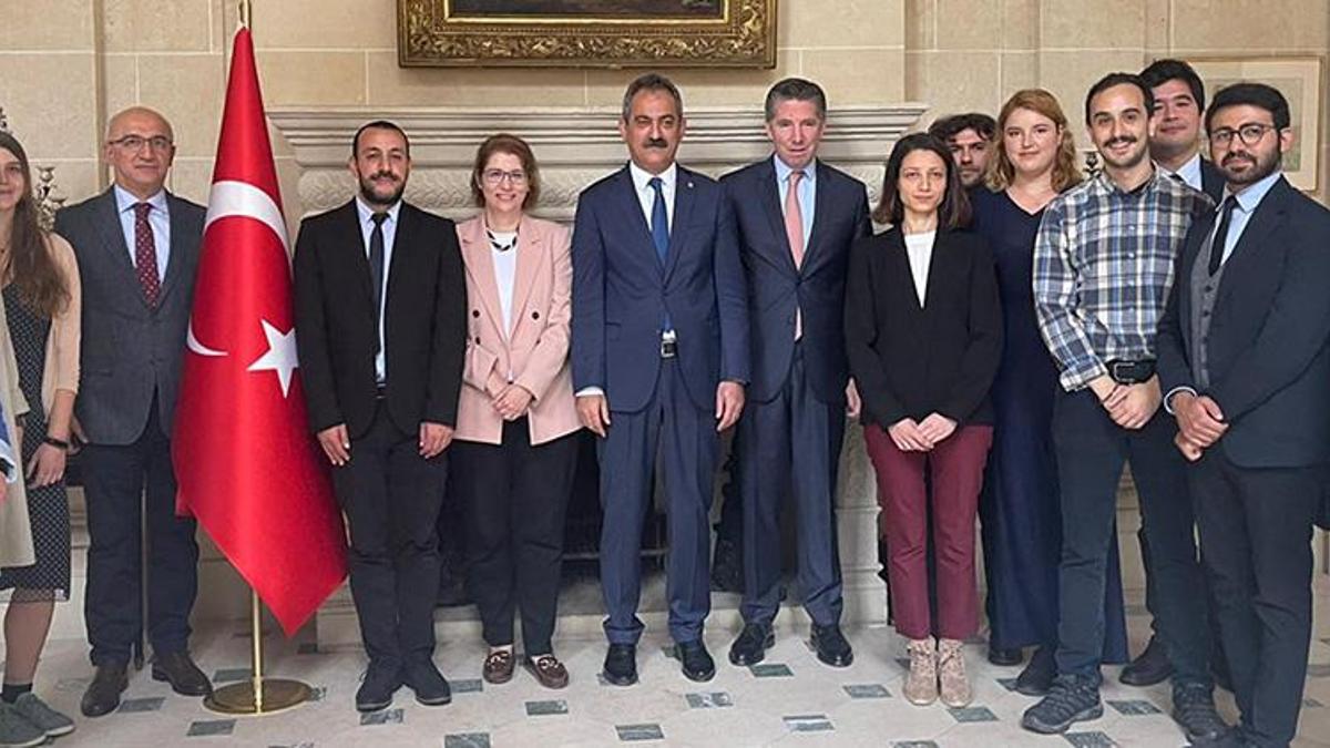 Bakan Özer, Paris’te MEB yurt dışı bursiyerleriyle buluştu