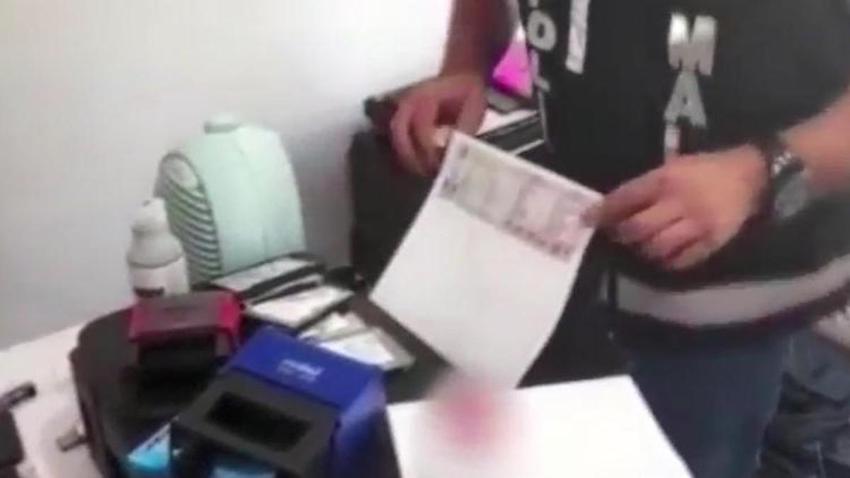 Evrakta sahteciliği bir harf ele verdi! Kimlik, pasaport, ehliyet...
