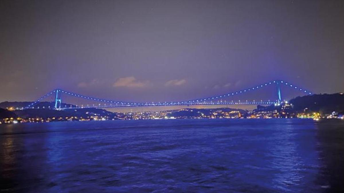 Denizcilik ve Kabotaj Bayramı için köprüler mavi renge büründü
