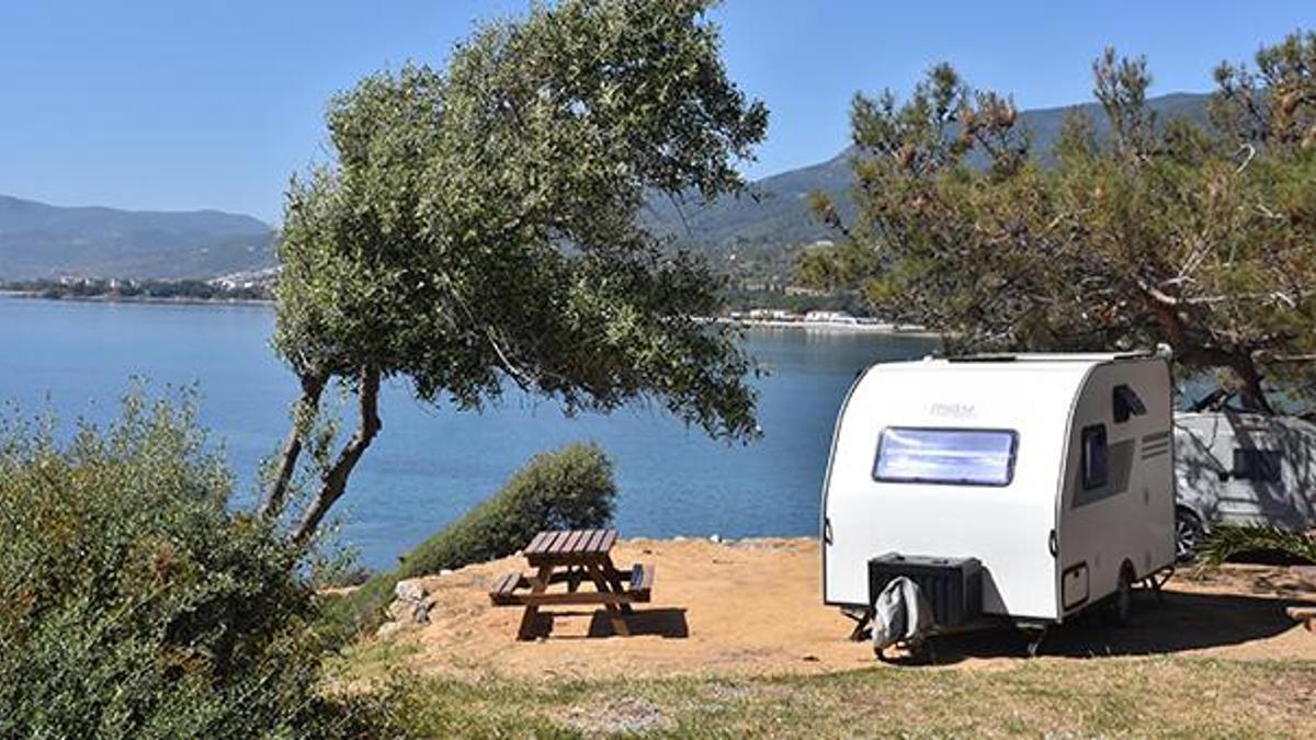 Çeşme'de kamusal alanda çadır ve karavan yasağı