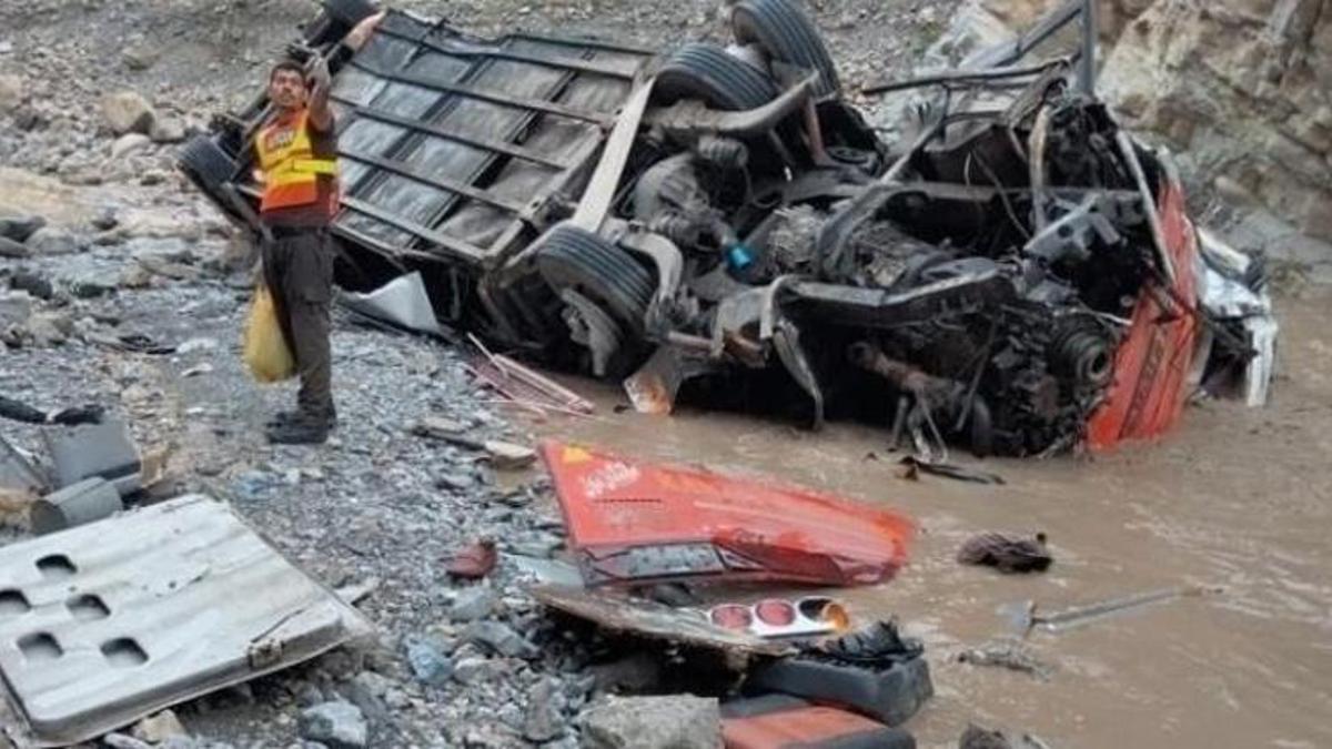Pakistan'da otobüs vadiye uçtu: 19 ölü, 12 yaralı