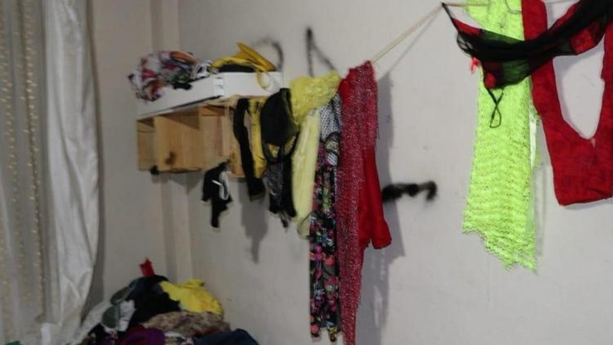 İlişki vaadiyle kandırıp iç çamaşırı giydirdiler!