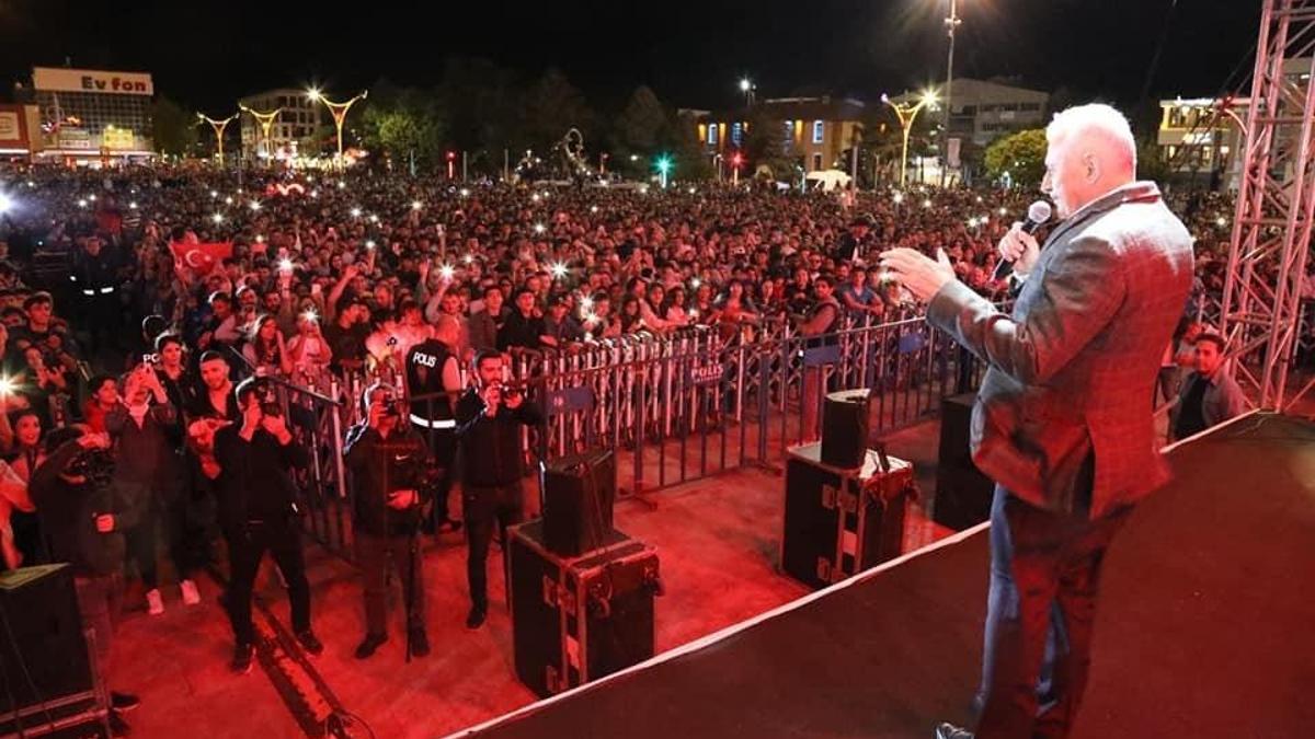 Binali Yıldırım, konserde seyirciyle türkü söyledi! Ortaya renkli görüntüler çıktı
