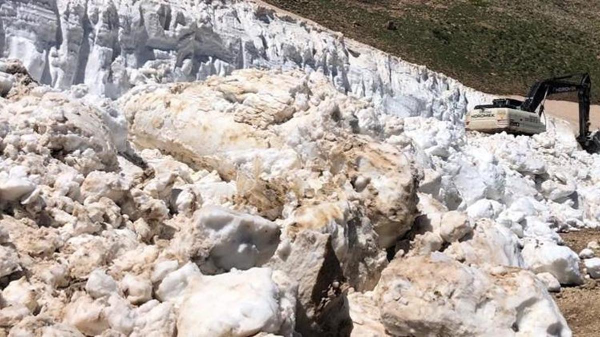 Yazın ortasında kar yağdı! 1 metreyi aştı...