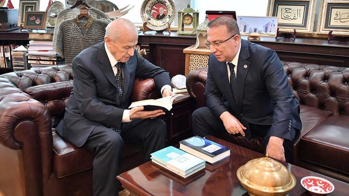 Devlet Bahçeli, MHP'nin 2 kitabını tanıttı