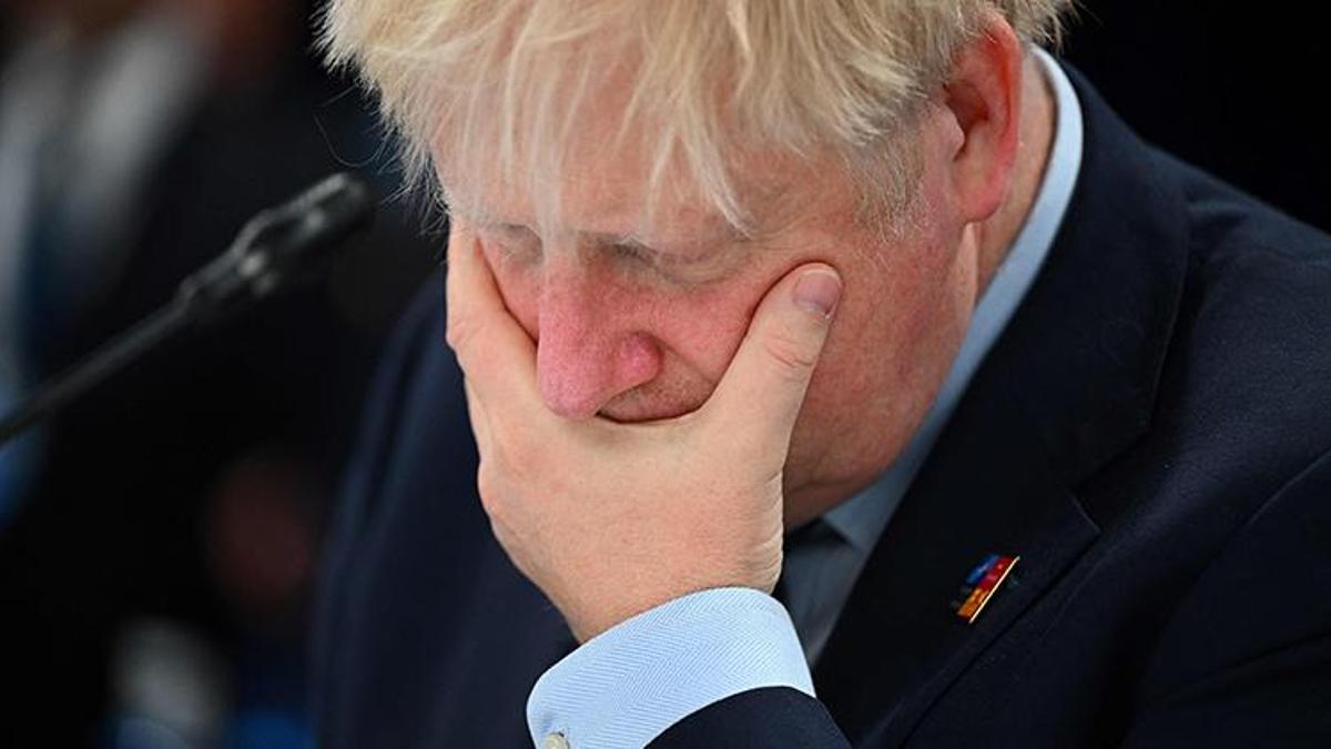 İngiltere'de sular durulmuyor! Boris Johnson'a bir şok daha, istifa etti