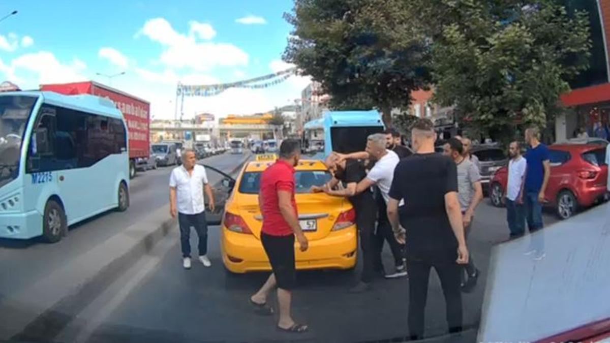 Kadının darp edildiğini görenler adamı tekme tokat dövdü!