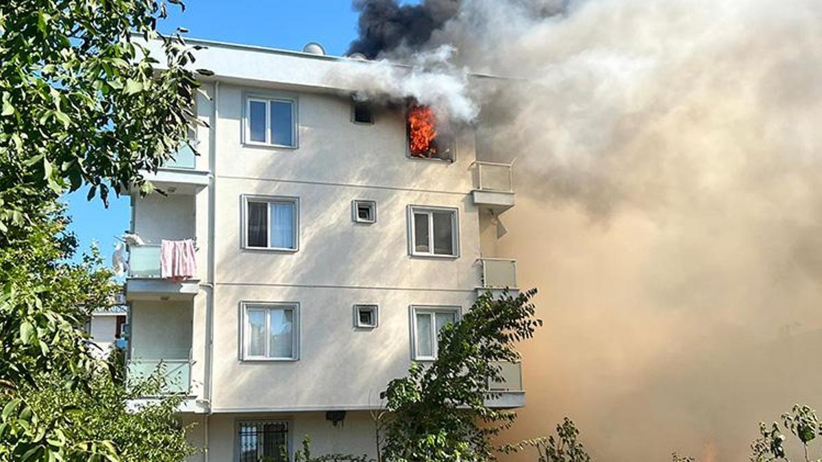 Sancaktepe'de 4 katlı binanın çatı katı alev alev yanıyor