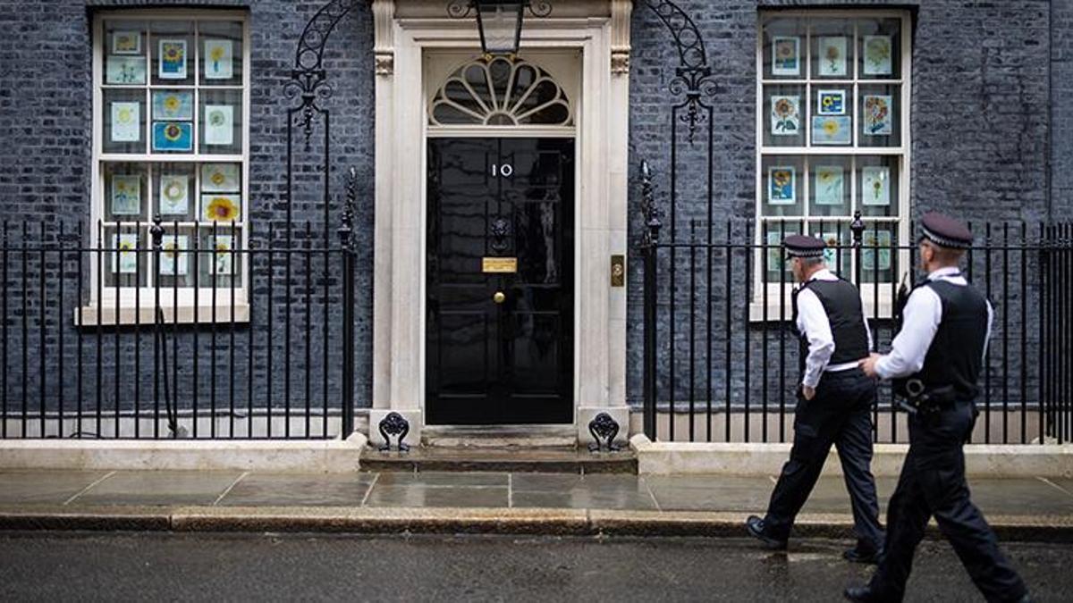 İngiltere'de bakanlardan Başbakanlık Ofisi'ne çıkarma: Johnson'a istifa baskısı