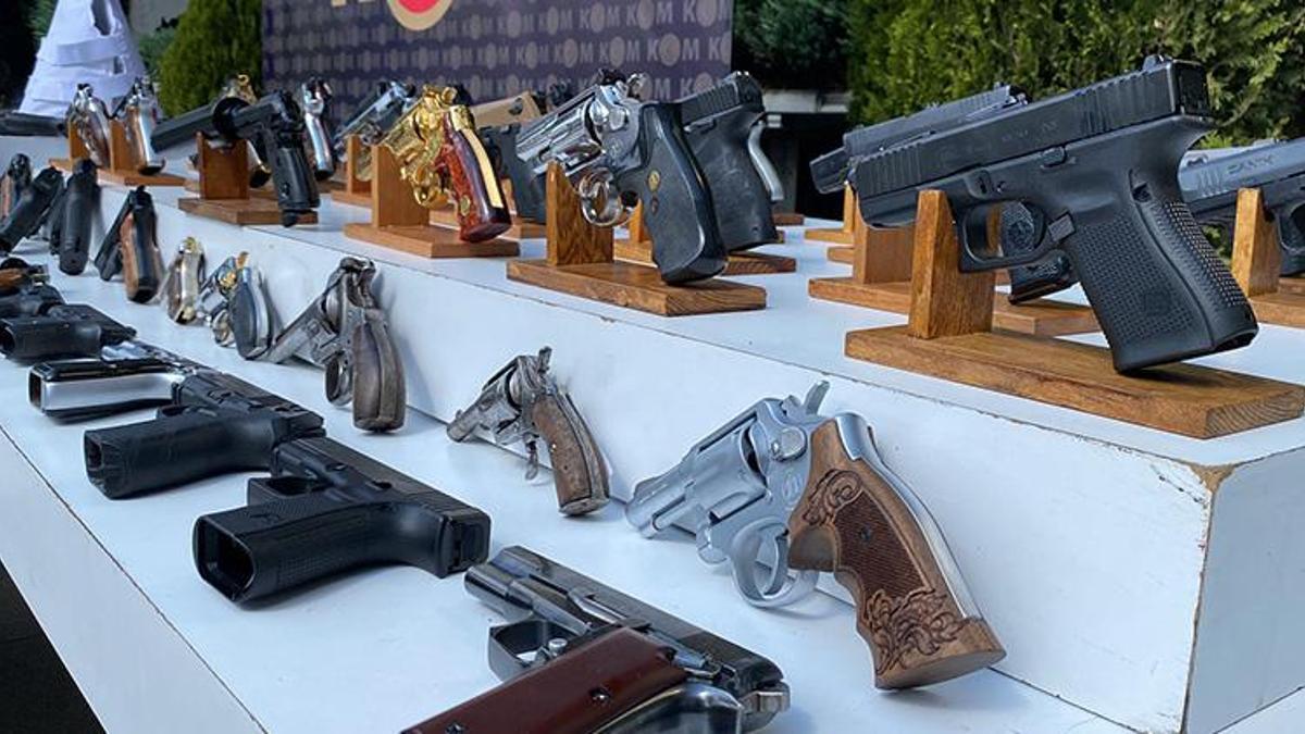 Sarallar operasyonunda ele geçirilenler emniyette sergilendi