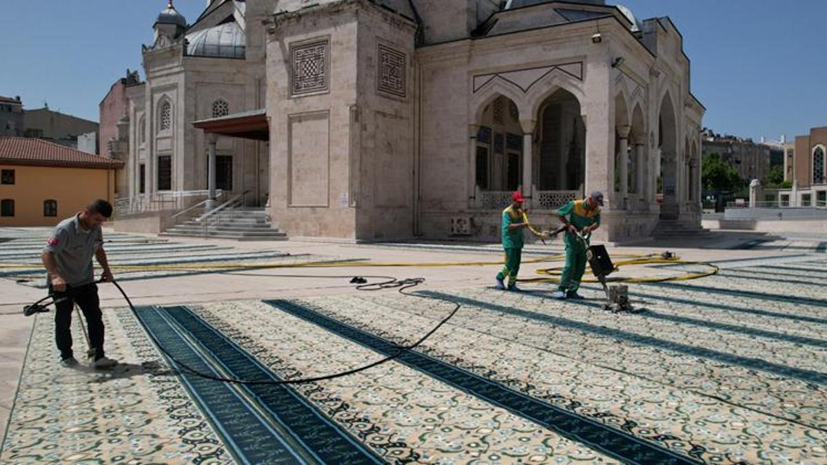 Camilerde bayram temizliği yapıldı
