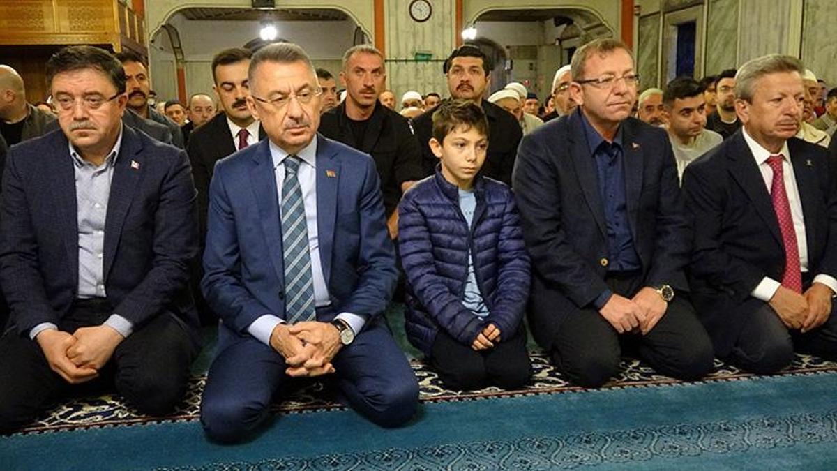 Cumhurbaşkanı Yardımcısı Oktay, bayram namazını memleketi Yozgat’ta kıldı