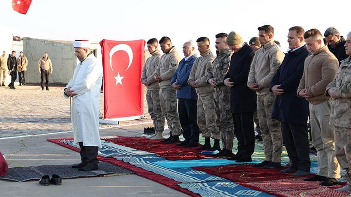 Bakan Soylu, bayram namazını üs bölgesindeki askerlerle kıldı