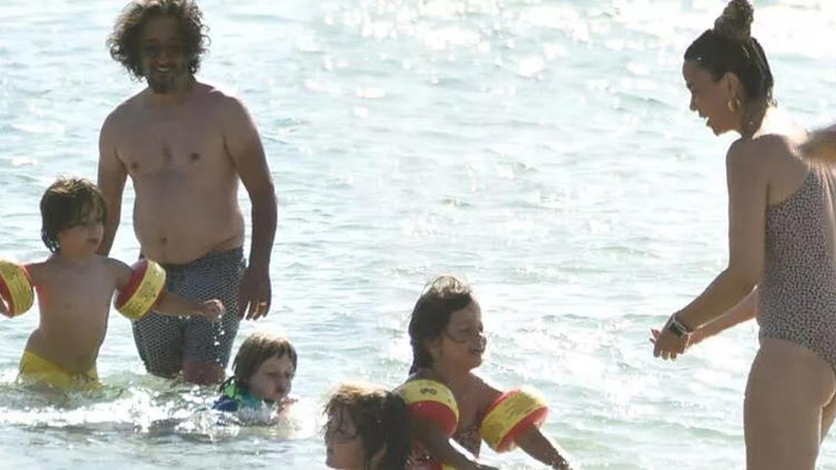 Fettah Can çocuklarıyla denizin keyfini çıkartıyor!