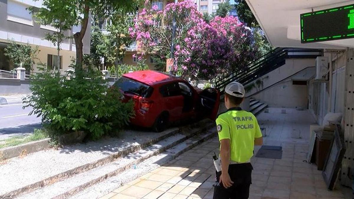 Kadıköy’de otomobil apartmanın bahçesine uçtu: 1 yaralı