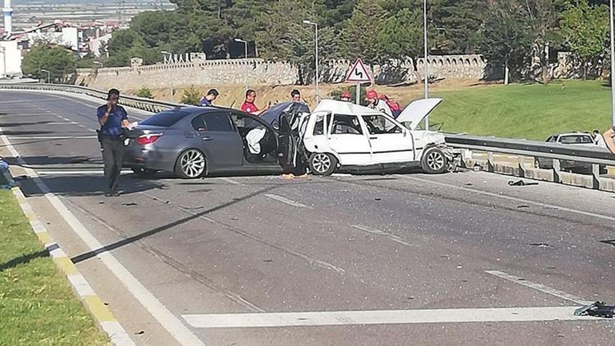 Aynı yöne giden otomobiller çarpıştı: 1 ölü, 7 yaralı