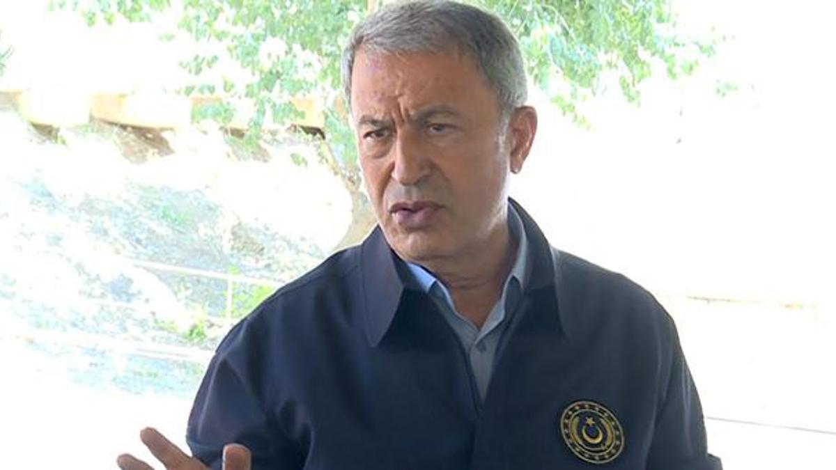 Bakan Akar, güvenlik korucularıyla bayramlaştı