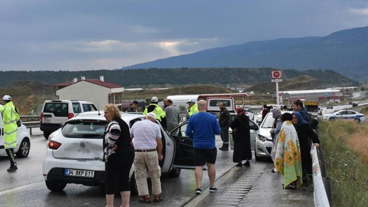 D100’de 6 araç birbirine girdi: 5 yaralı