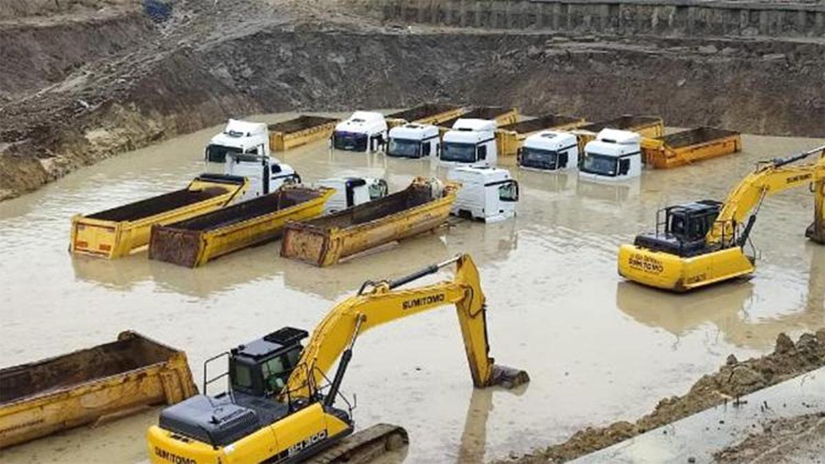 Bağcılar'da 11 kamyon 4 iş makinesi suya gömüldü