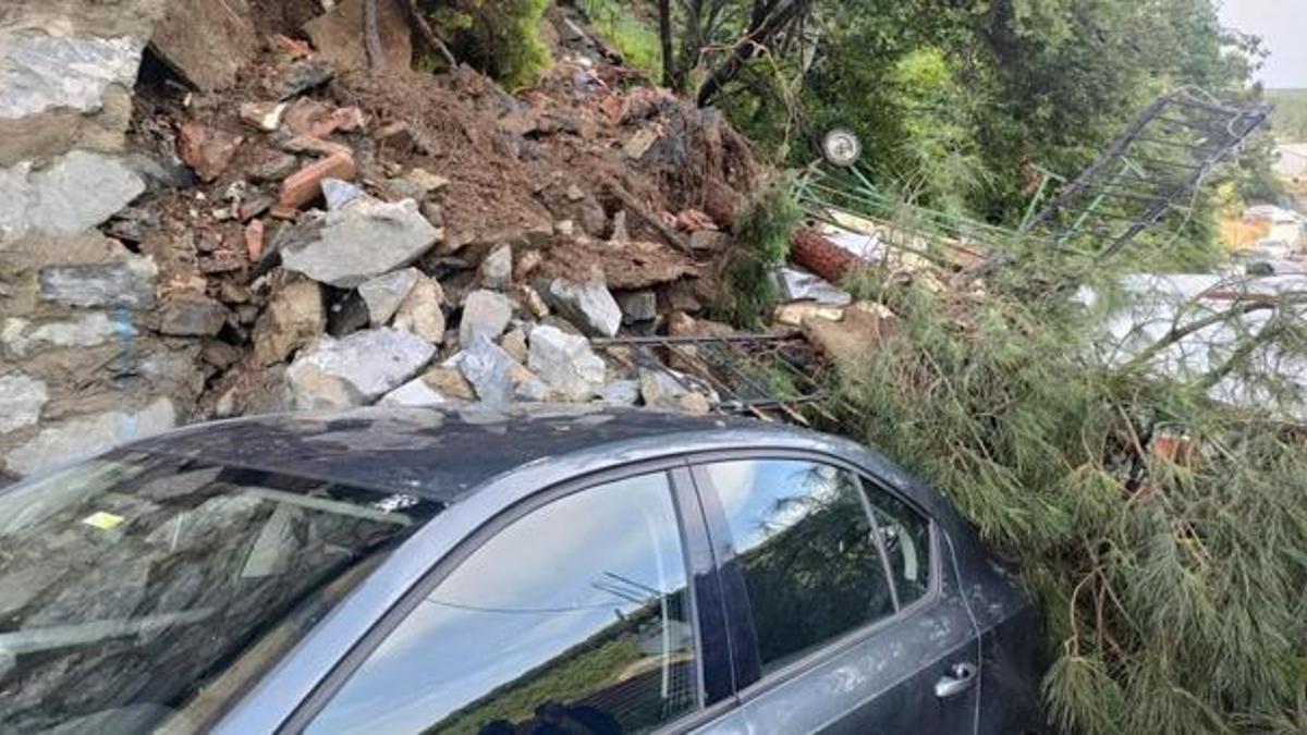 Sarıyer'de istinat duvarı 2 aracın üstüne çöktü, 2 bina boşaltıldı