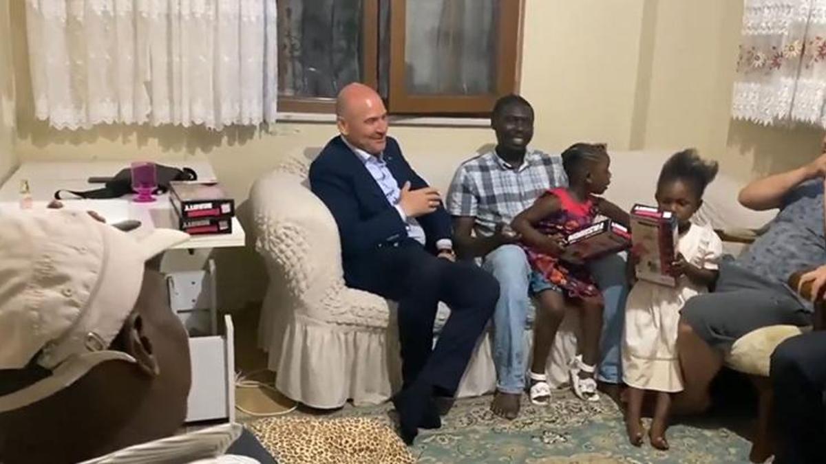Bakan Soylu, ırkçı saldırıya uğrayan aileyi evinde ziyaret etti