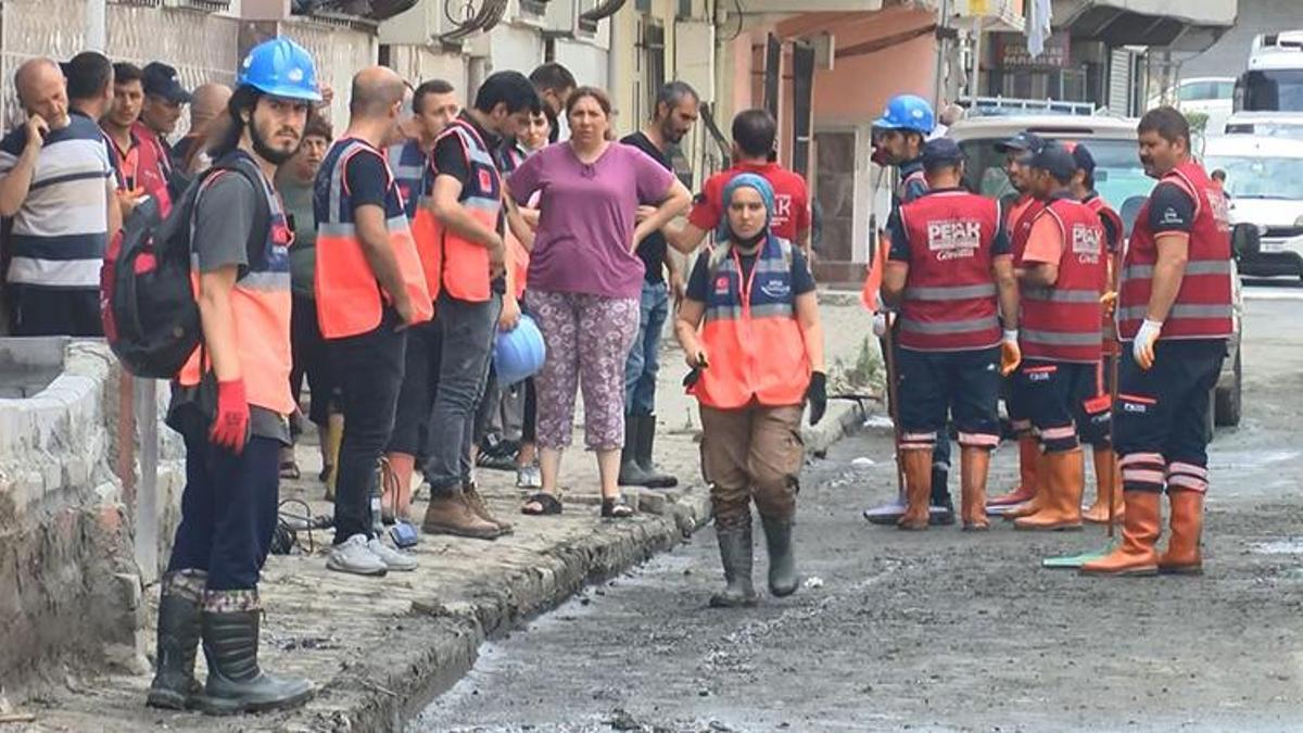 Esenyurt'ta su baskınları sonrası temizlik çalışmaları sürüyor