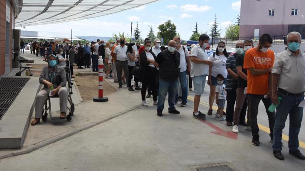 Aşı kuyrukları yeniden başladı! Hastaneler doldu taştı