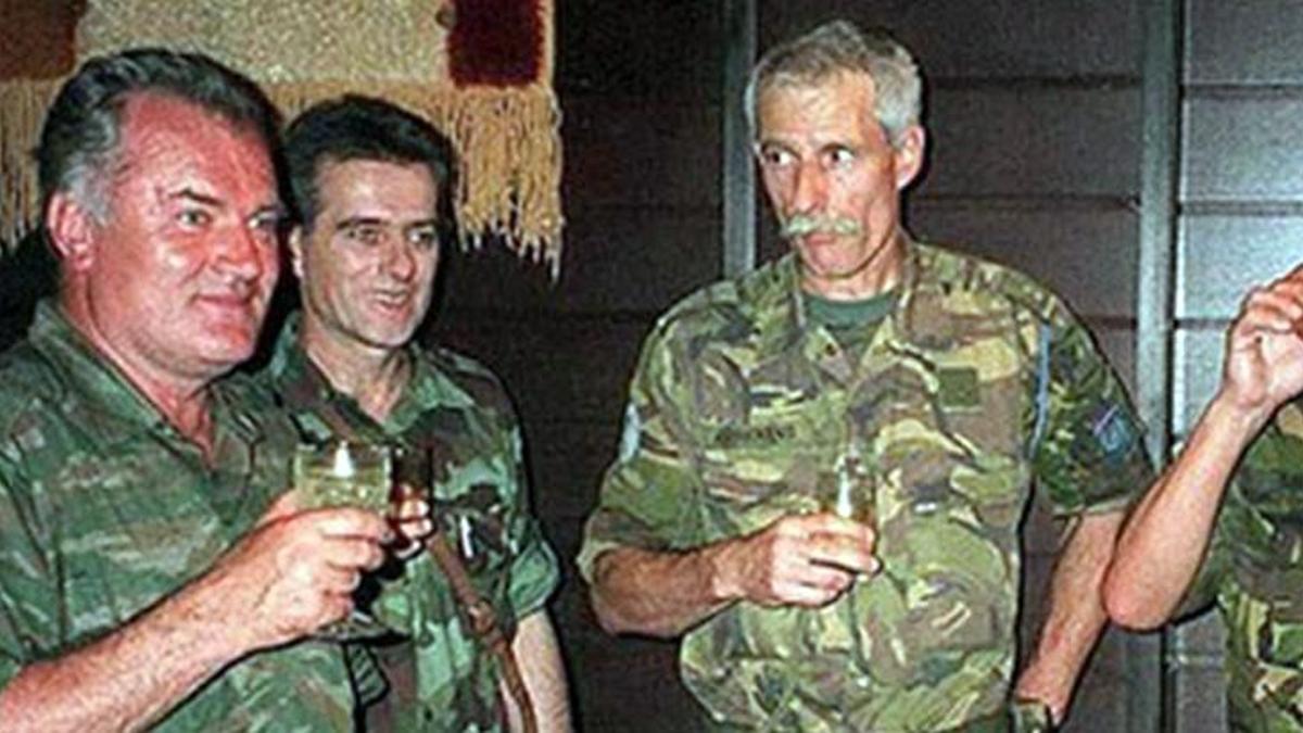 Hollanda’dan 27 yıl sonra Srebrenitsa kurbanlarının ailelerinden özür