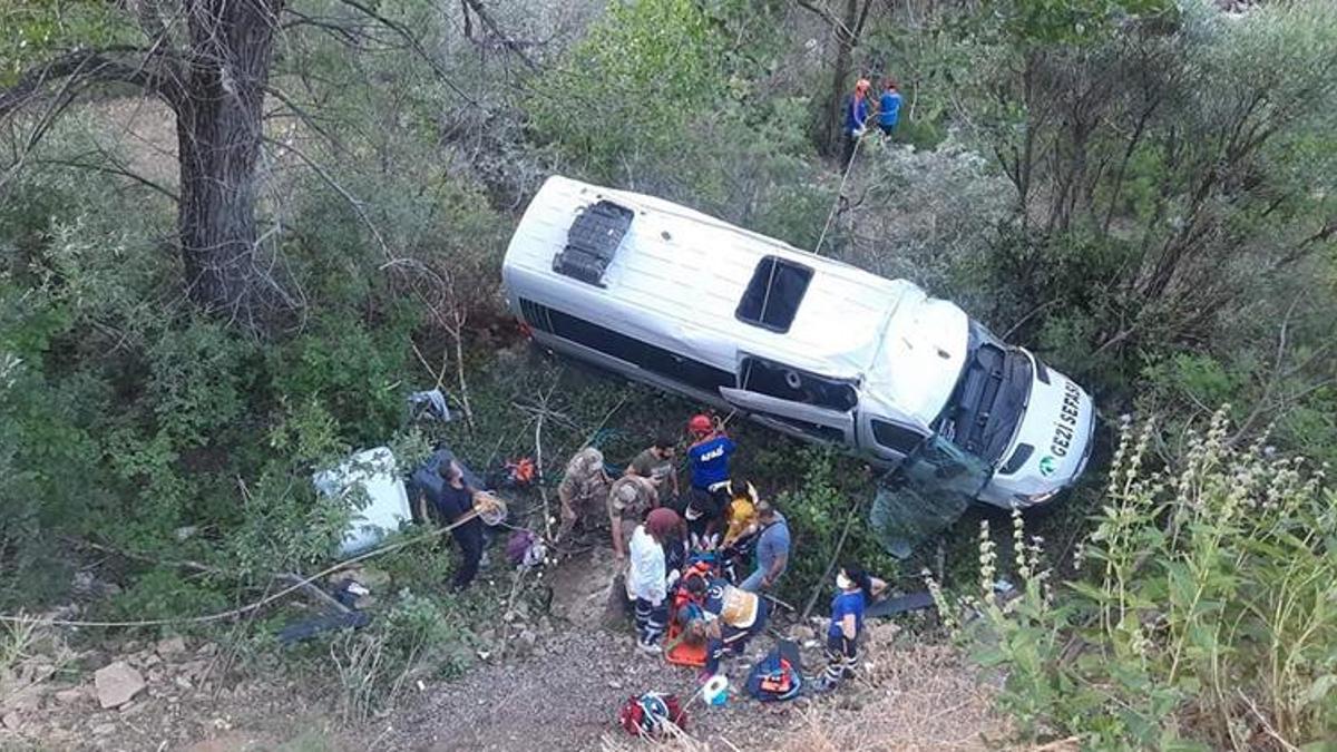 Tur minibüsü uçuruma yuvarlandı: 18 yaralı