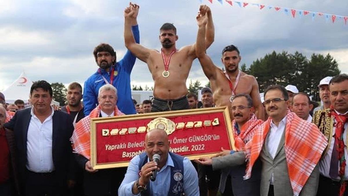 Kırkpınar Başpehlivanı Cengiz Şimşek, Yapraklı Yağlı Güreşleri'ne de damgasını vurdu