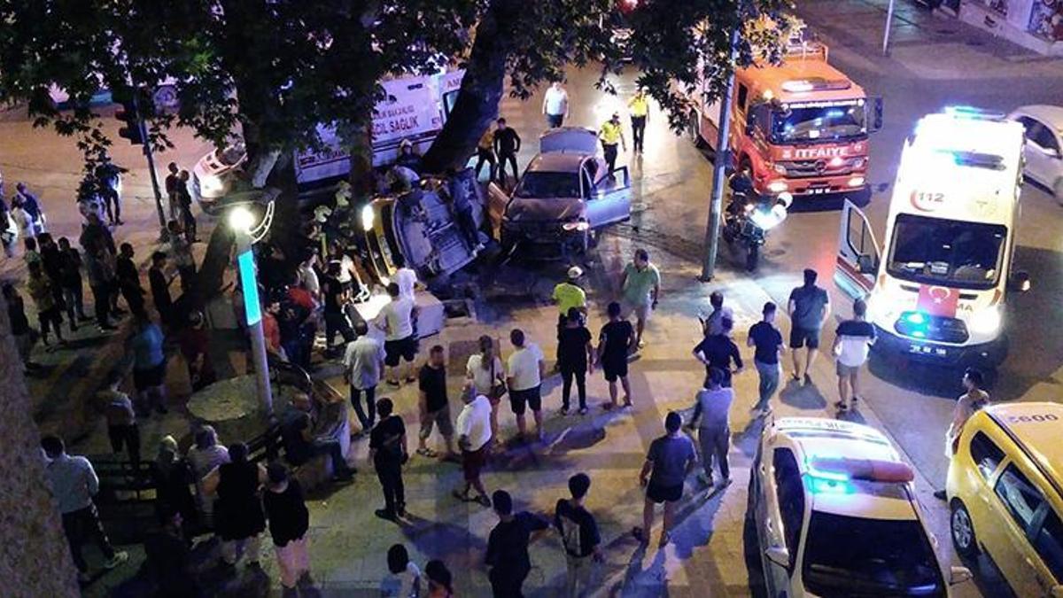 Kavşakta feci kaza! Çarpışan otomobiller parka devrildi, yaralılar var