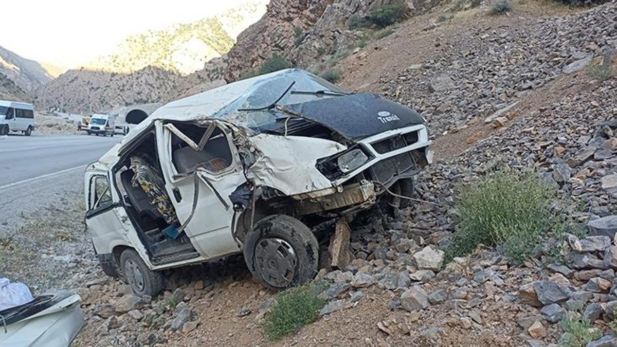 Van'da işçileri taşıyan minibüs devrildi: 2 ölü, 8 yaralı
