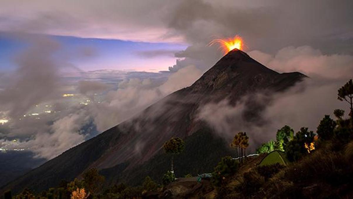 Guatemala’daki Fuego Yanardağı kül ve duman püskürttü